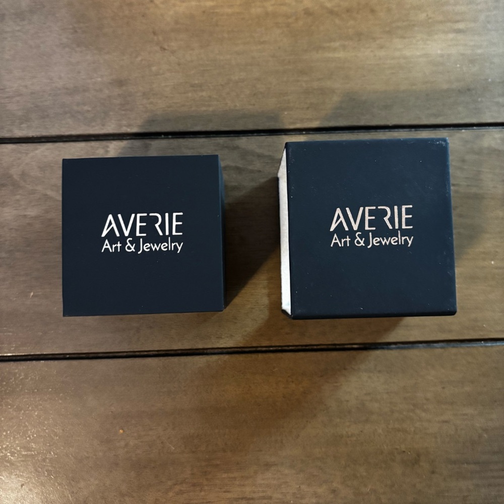Averie Art & Jewelry Black Ring Box with Light